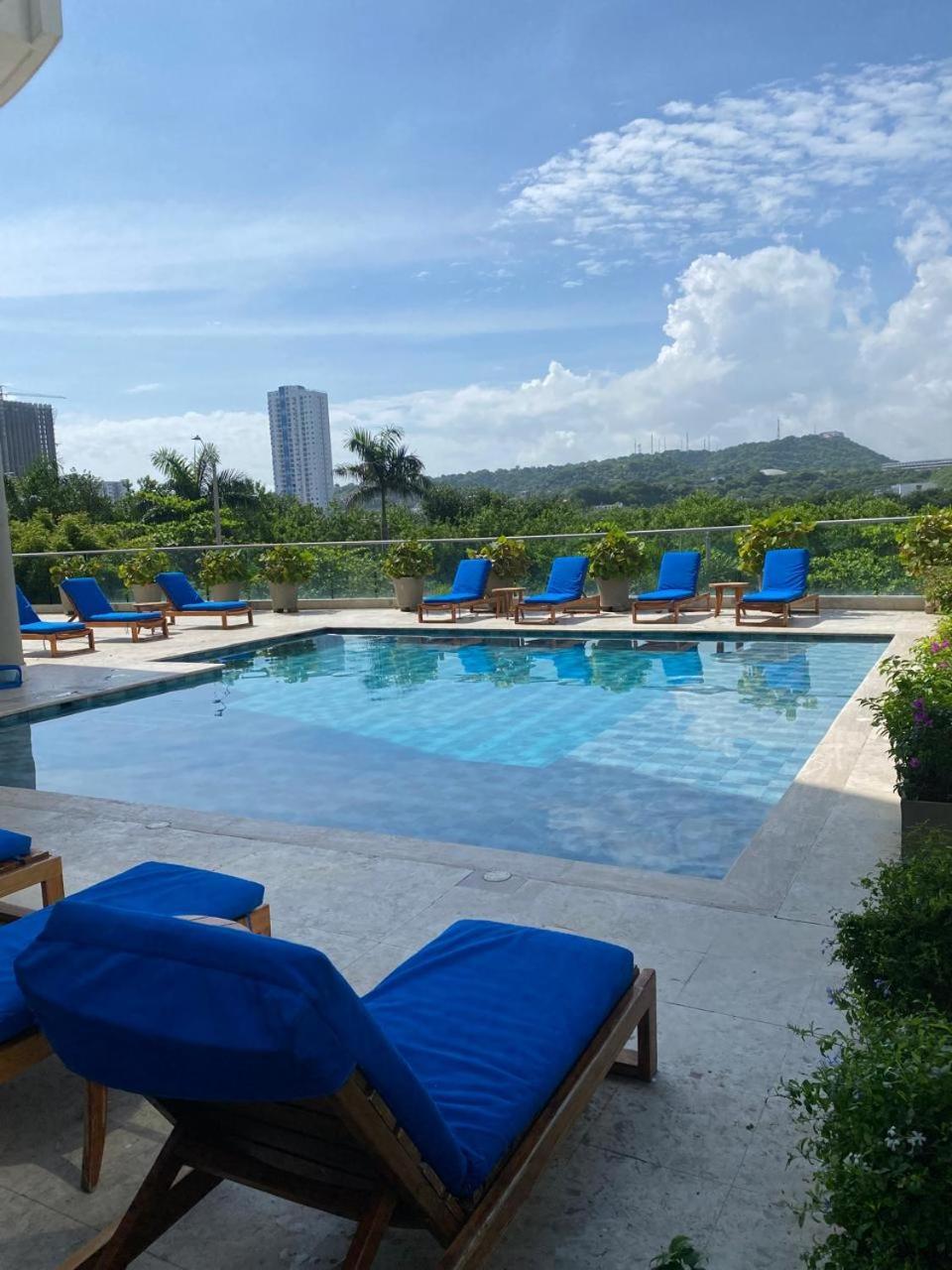 Apartamento Espacioso Apto En El Cabrero - 2br, Y Gran Balcón *