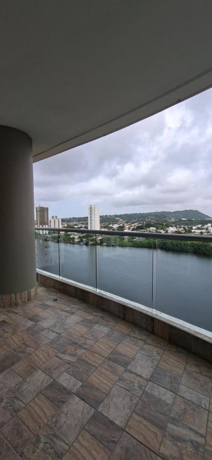 Apartamento Espacioso Apto En El Cabrero - 2br, Y Gran Balcón *