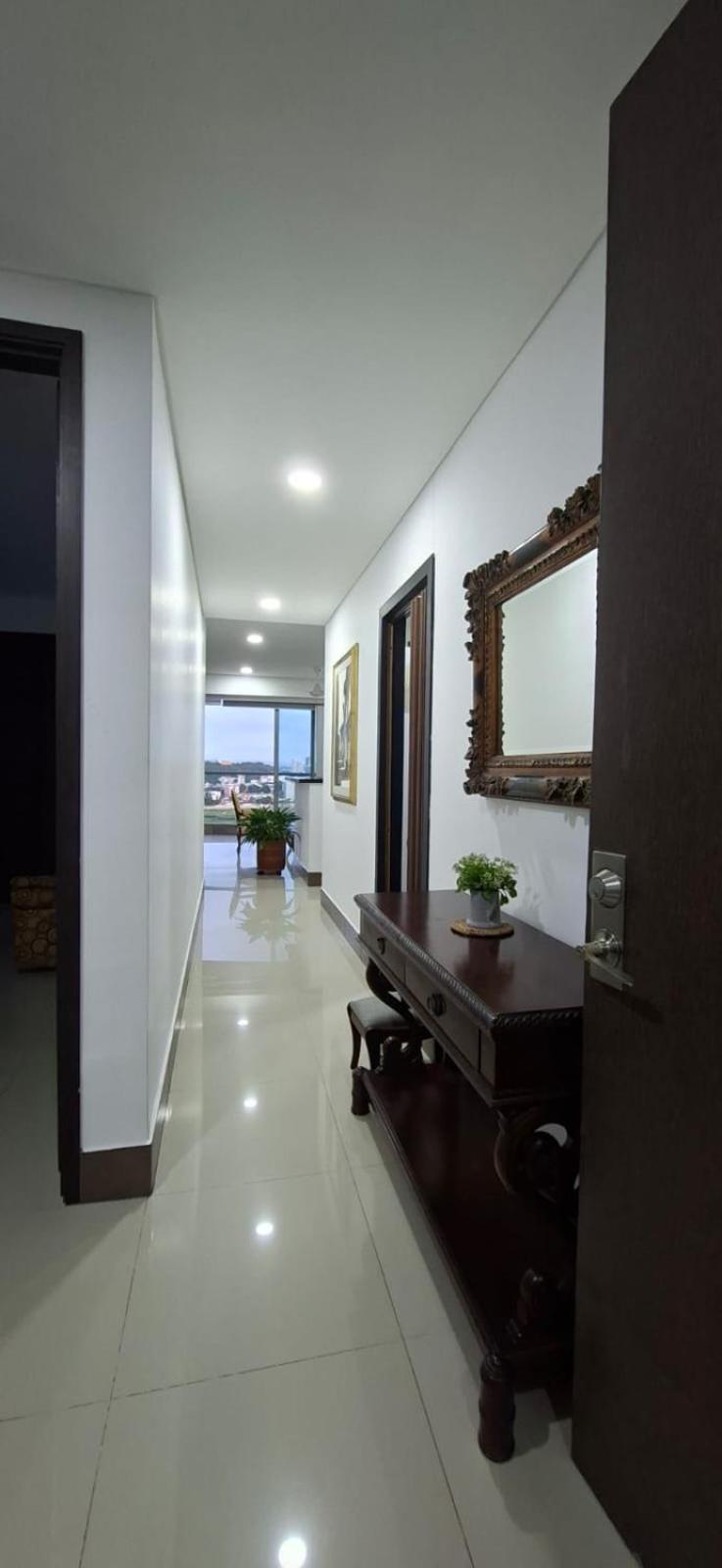 Espacioso Apto En El Cabrero - 2br, Y Gran Balcón